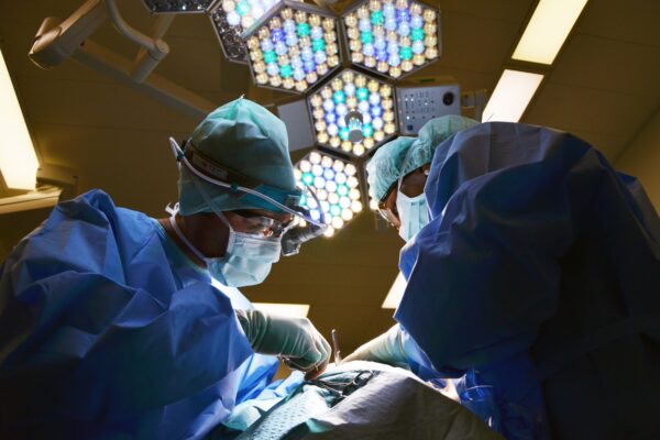 Surgeons performing operation in hospital operating room illustrating Florida doctor removed liver instead of spleen fatal surgery case reported by bdesk.news