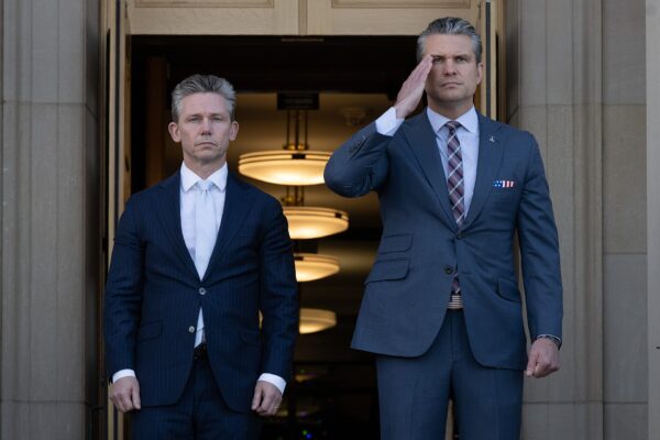 bdesk.news photo showing U.S. Defense Secretary Pete Hegseth and Swedish Defense Minister Pål Jonson standing during the national anthems at an official defense meeting focused on NATO cooperation and Sweden’s evolving defense strategy.
