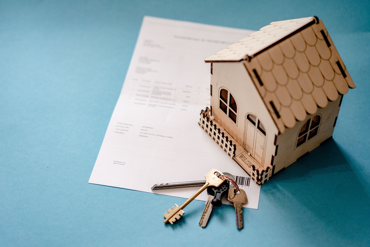 House keys document and miniature home representing 2026 mortgage rates guide from bdesk.news